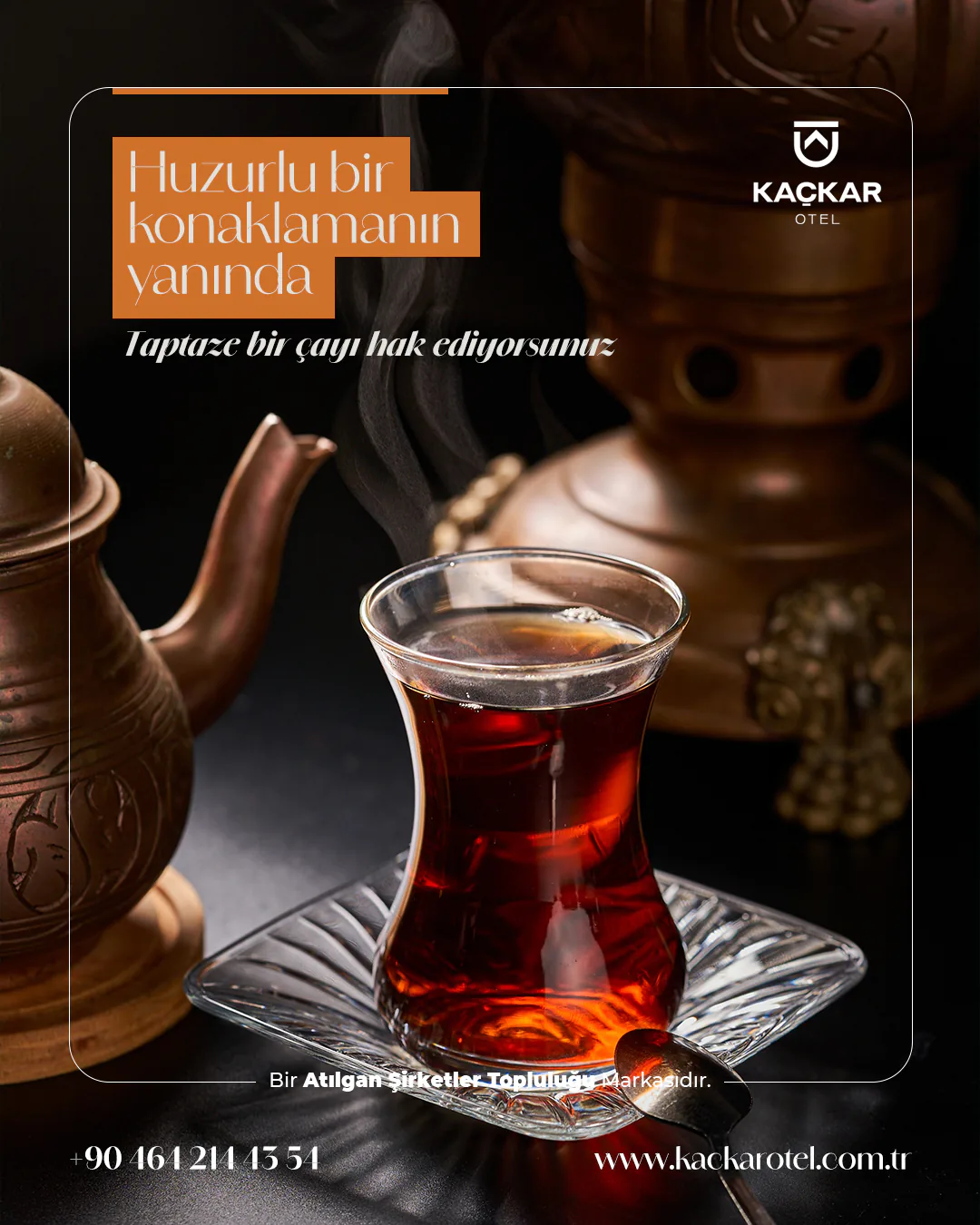 Çay bardağı ve bakır çaydanlık görseli üzerinde huzurlu konaklama ve taze çay mesajlı Kaçkar Otel gönderisi